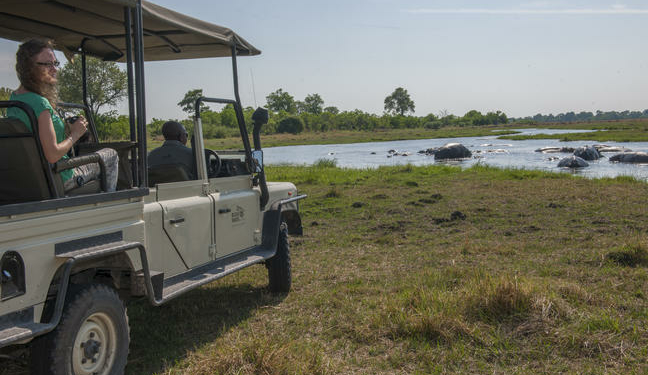 Safari Jeep auf einer Botswana Reise in Khwai